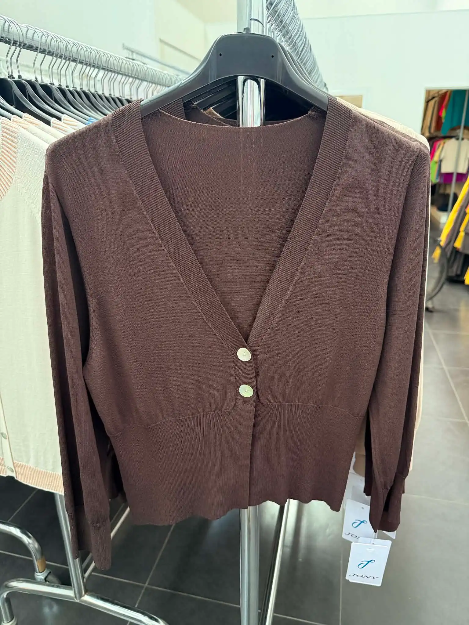 Cardigan so zapínaním na gombíky a výstrihom do V