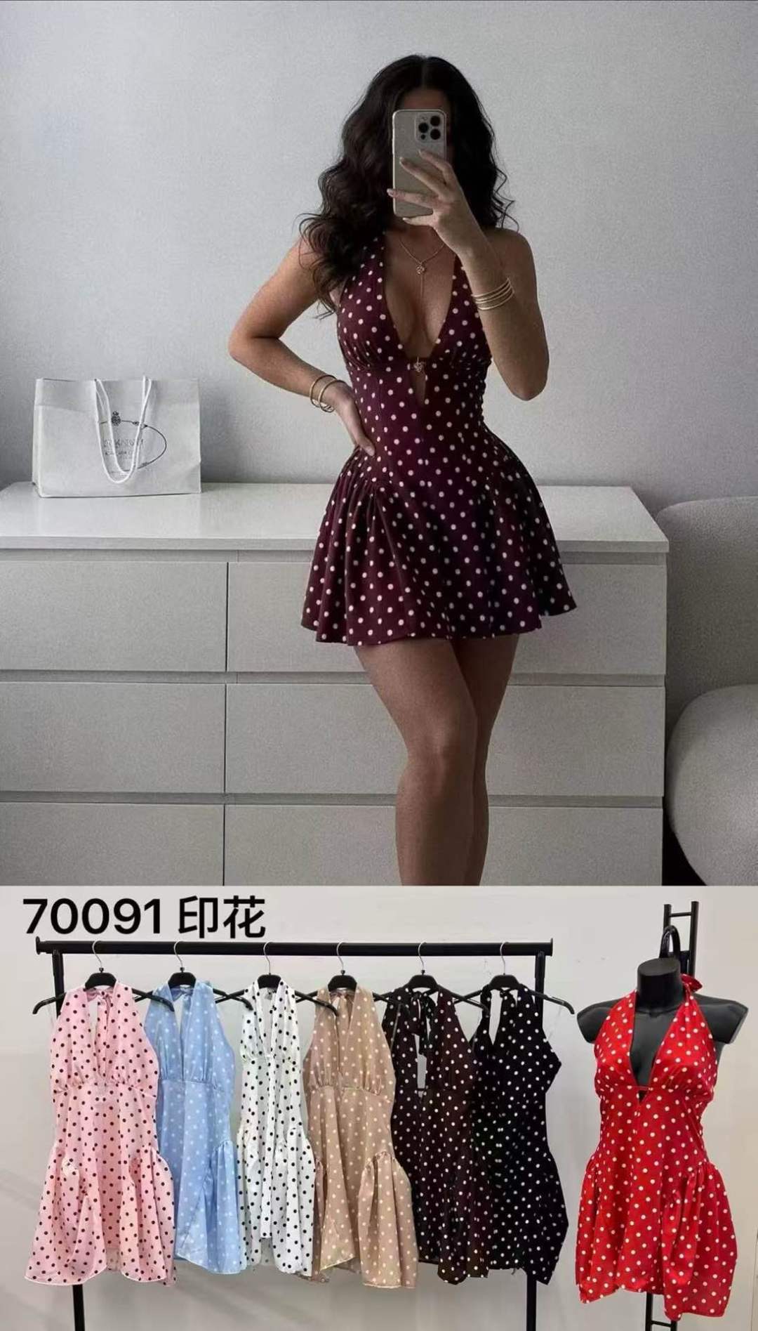 Mini šaty s halter výstrihom a výrezmi