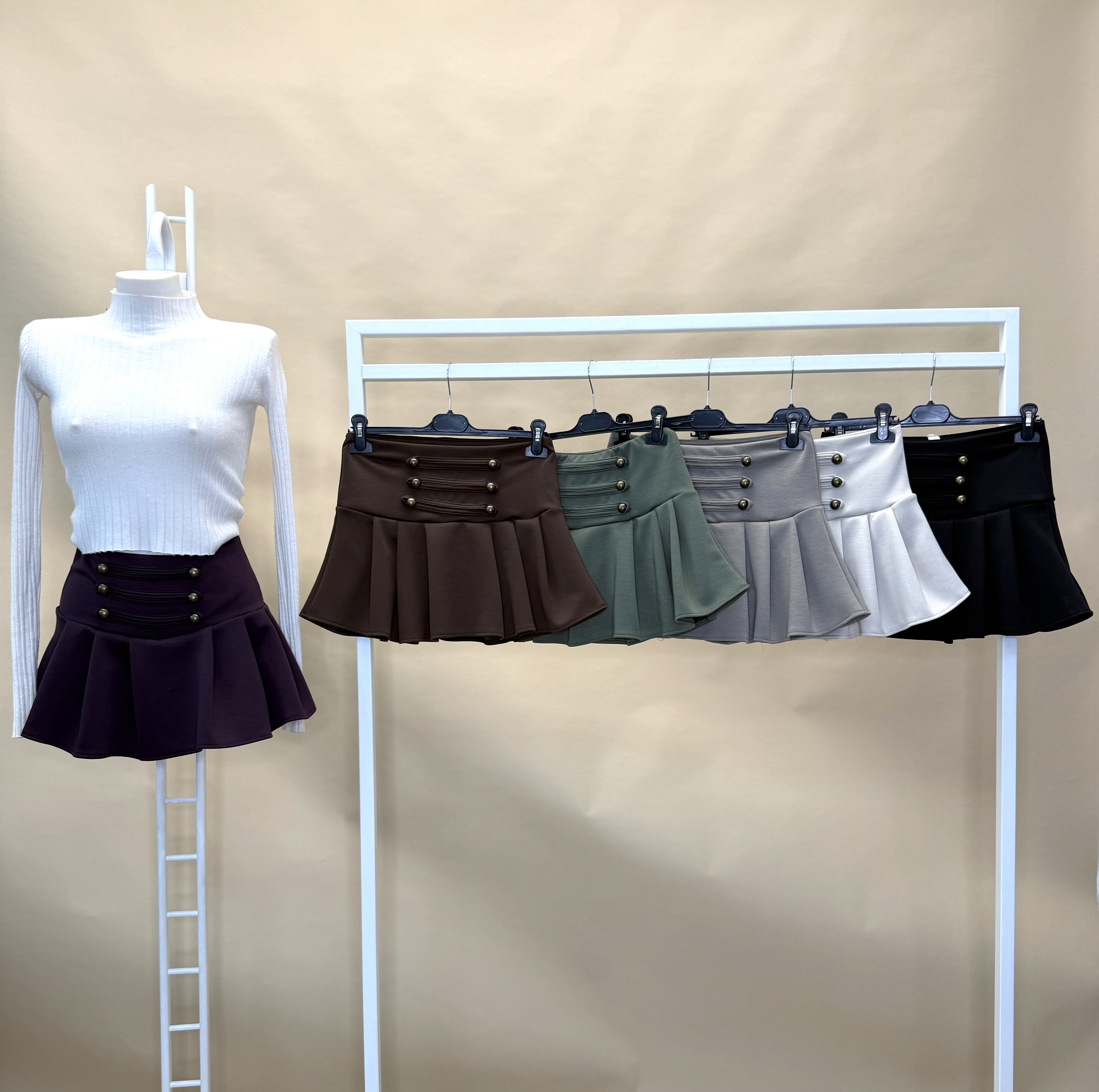 Plisovaná mini sukňa so zvýšeným pásom