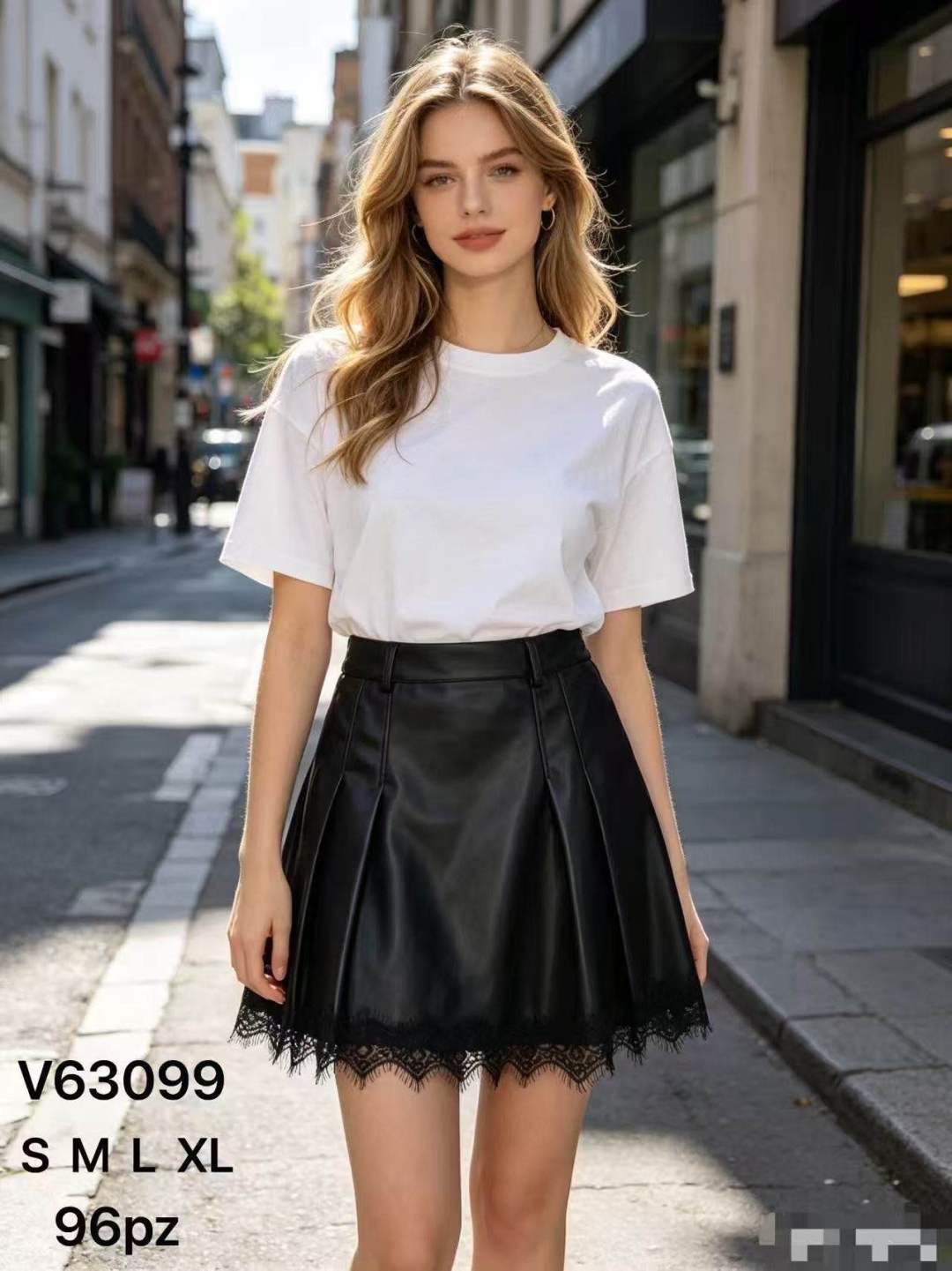 Rozšírená mini sukňa s čipkou
