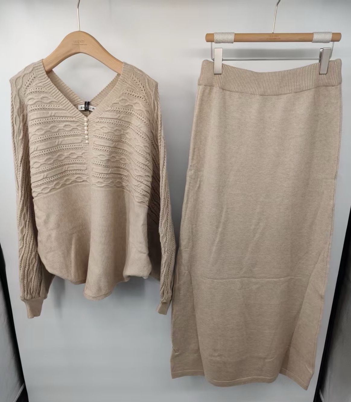 Pletený set s výstrihom do V
