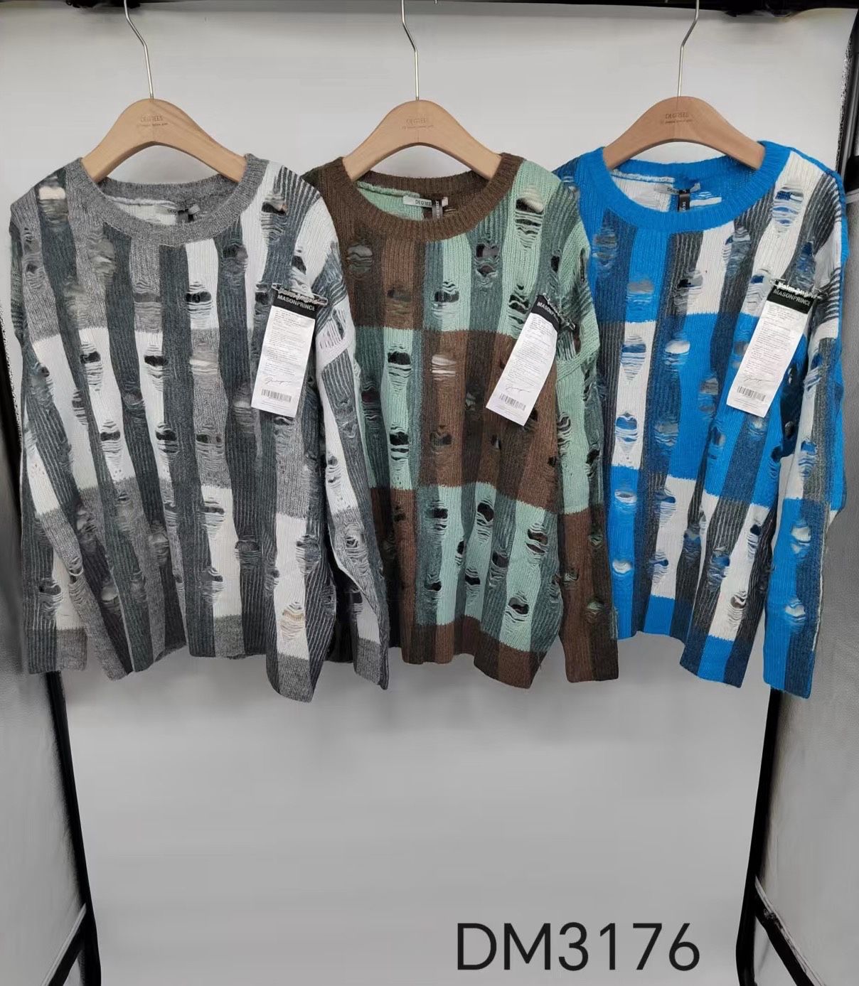 Sveter s color-block a výrezmi