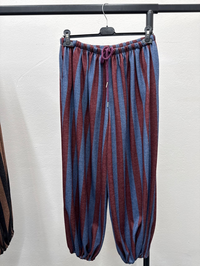 Nohavice Jogger s Vertikálnymi Pruhmi