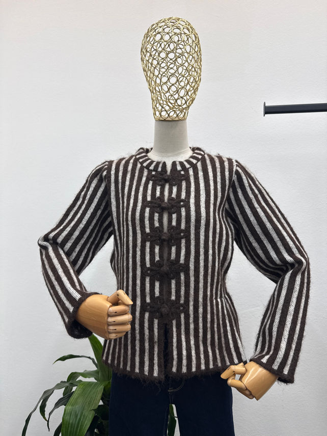 Cardigan s vertikálnymi pruhmi a zapínaním na háčiky