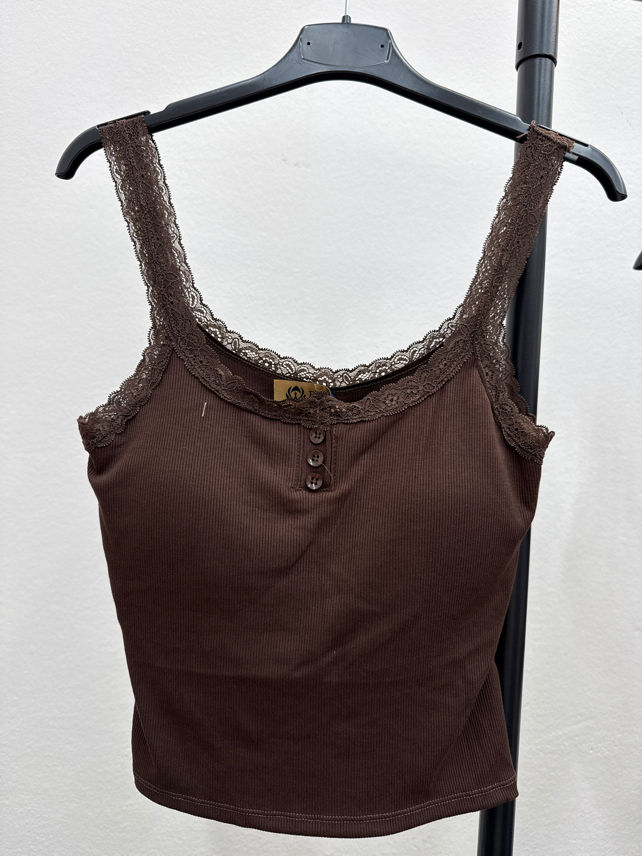 Priliehavý top s čipkou