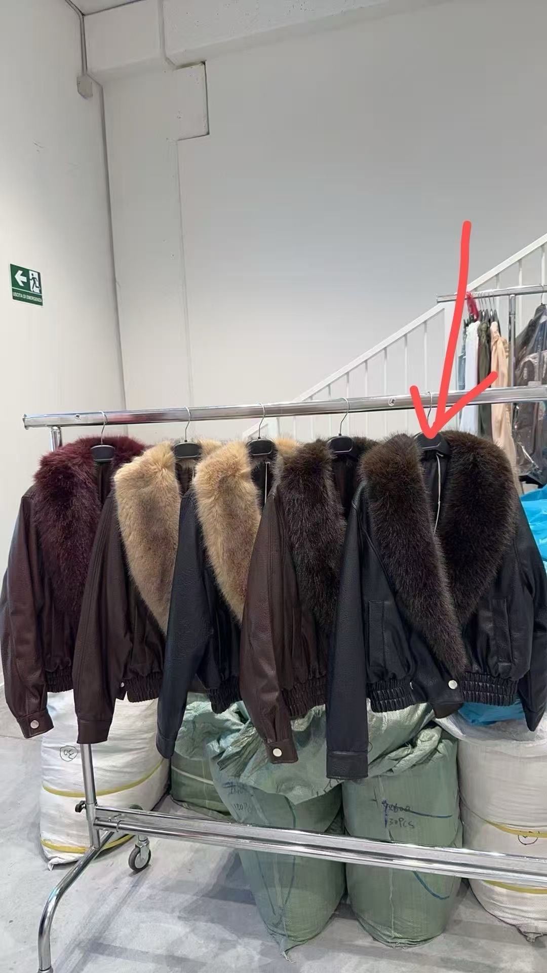 Bomber bunda s kožušinovým golierom
