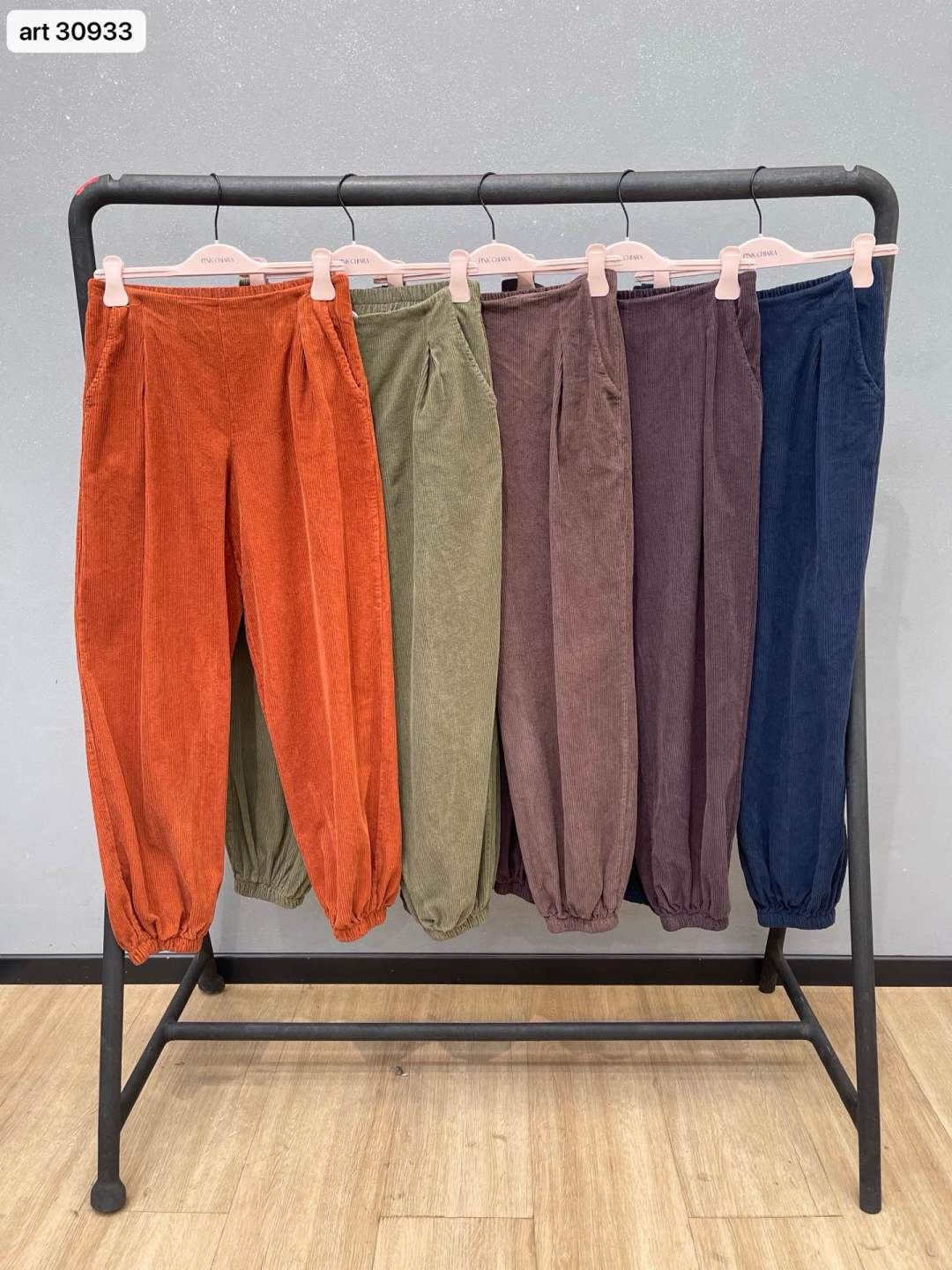 Manšestrové joggery s balónovým strihom
