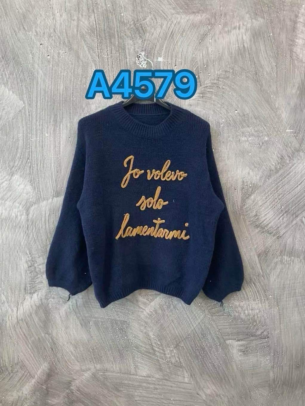 Sveter s Výšivkou