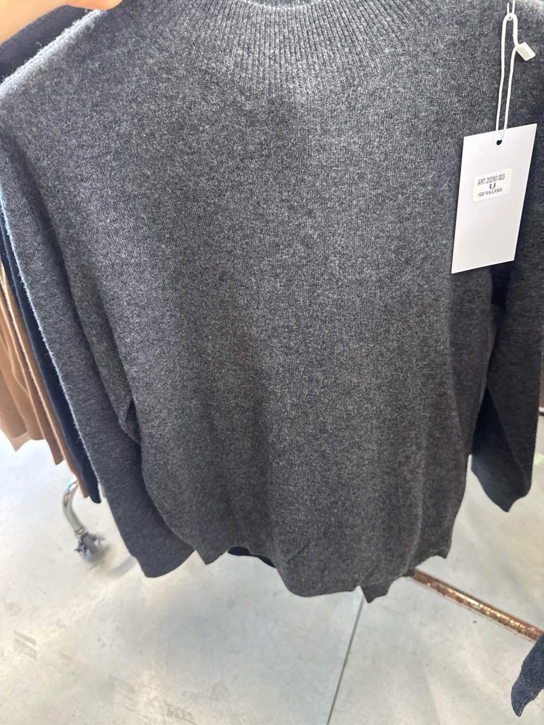Jednofarebný sveter s nízkym rolákom