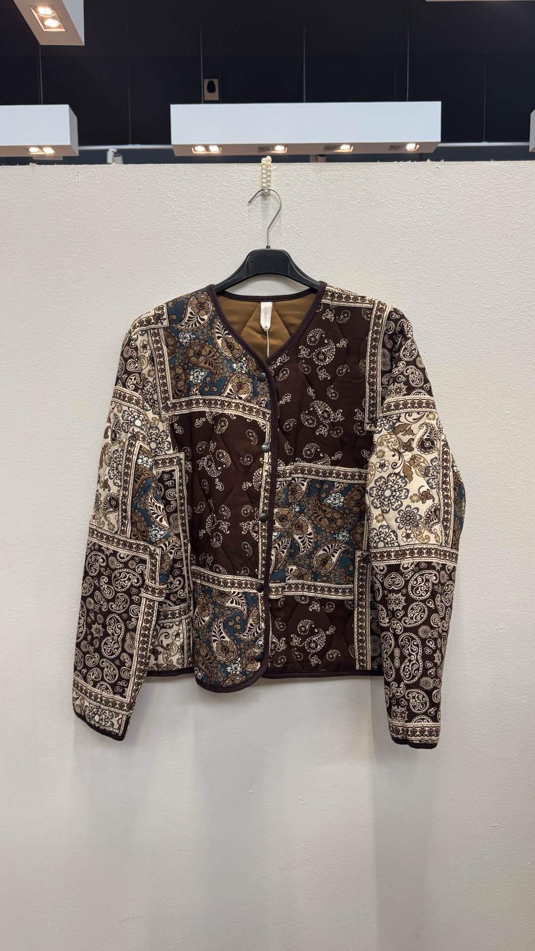 Krátka bunda s paisley vzorom