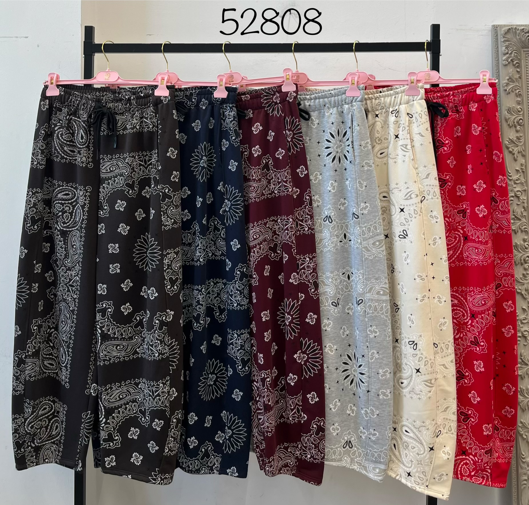 Široké nohavice s paisley vzorom