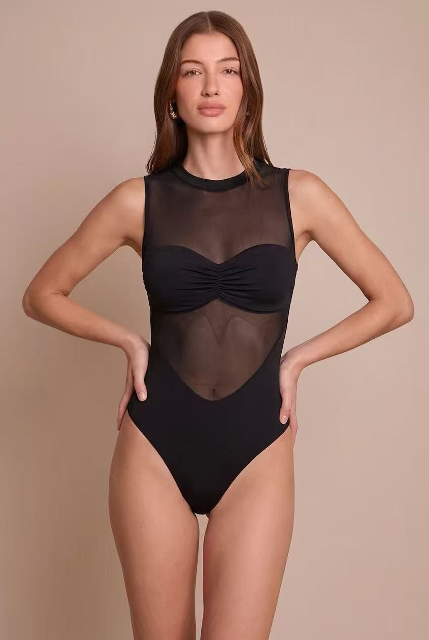 Priliehavé mini body bez rukávov