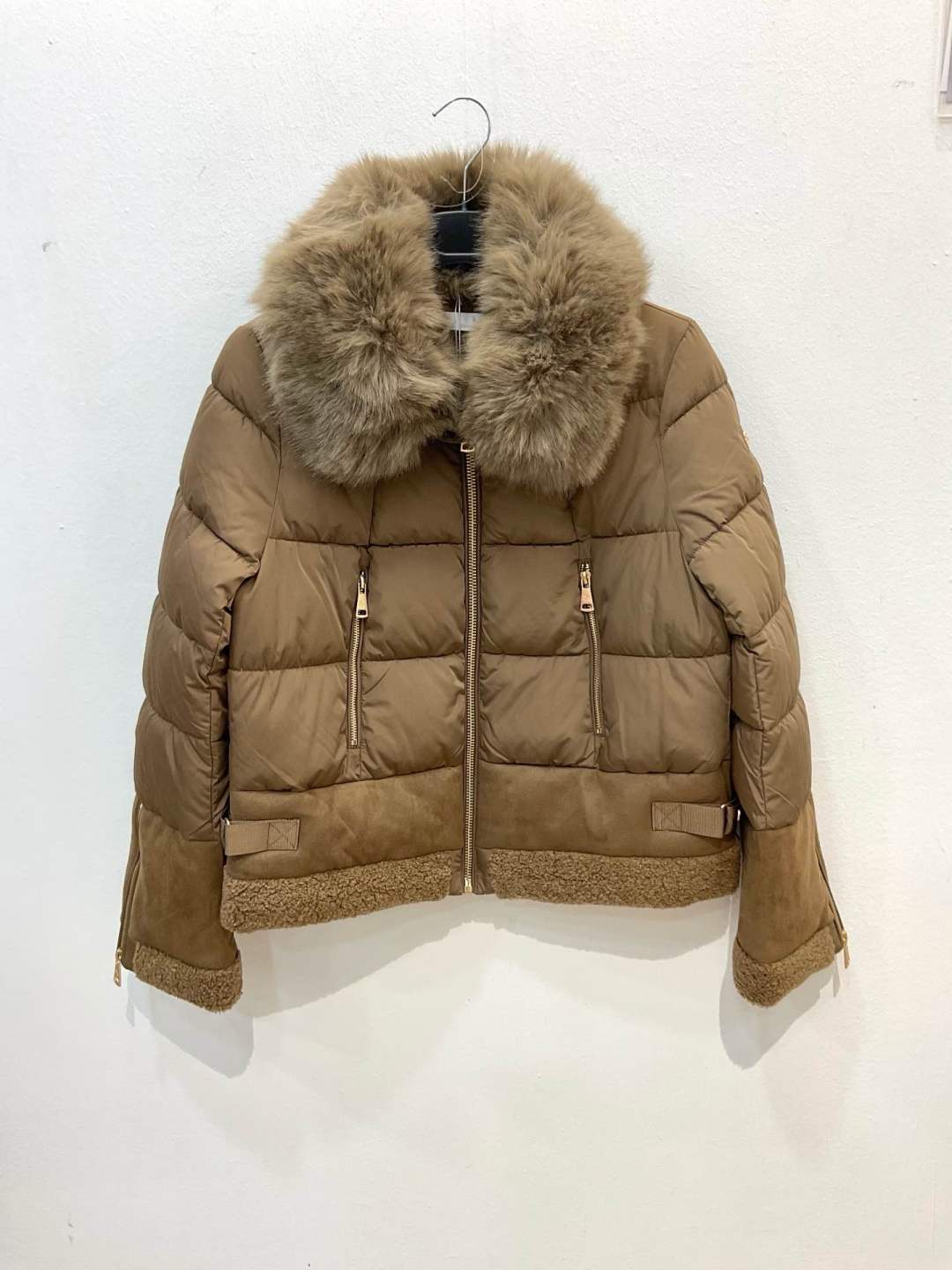 Puffer bunda s kožušinovým golierom
