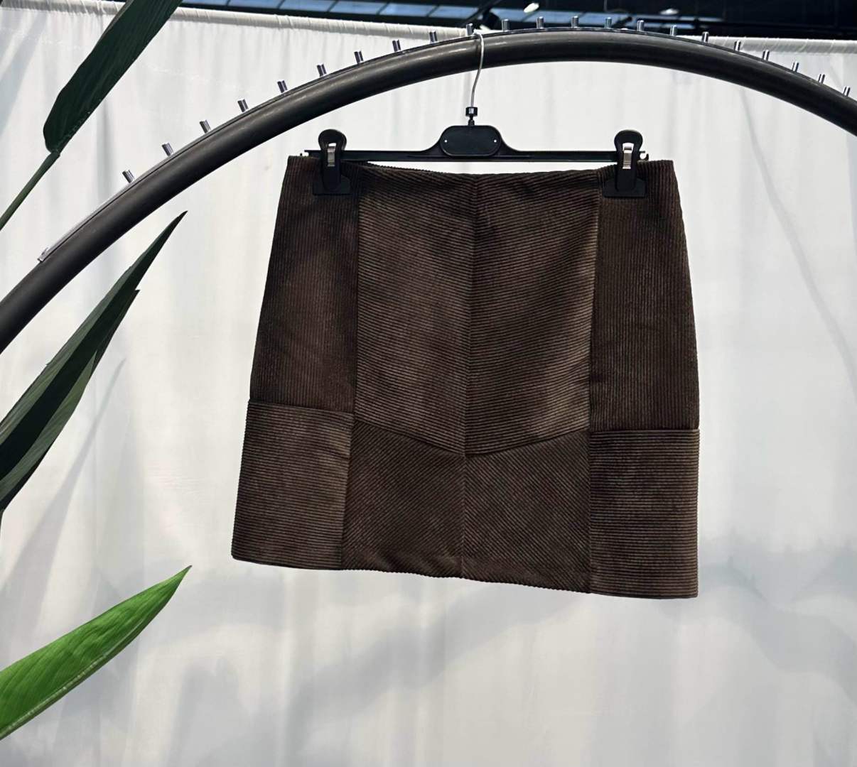 Mini sukňa rovného strihu s patchwork panelmi