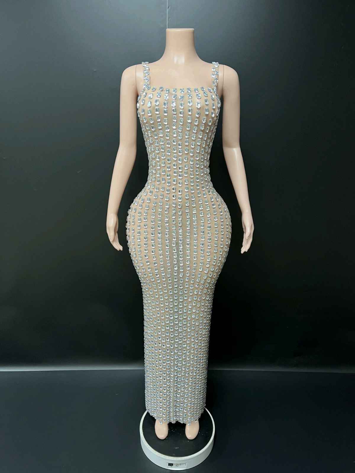 Maxi priliehavé ceruzové šaty so sequins