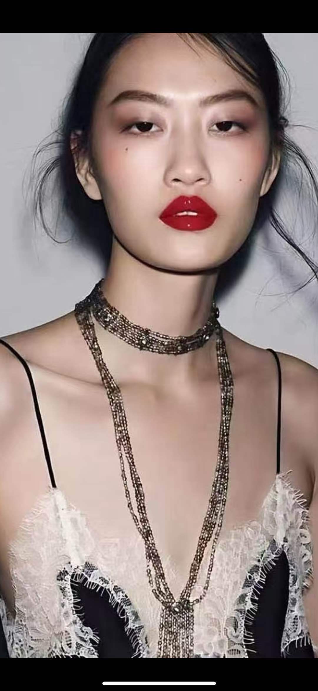 Choker s dekoratívnym strapcom