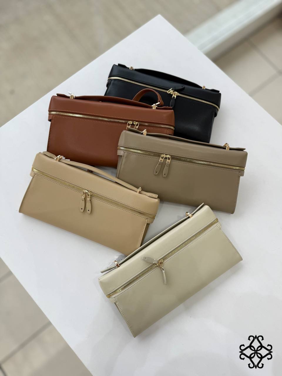 Malá crossbody kabelka s gombíkmi