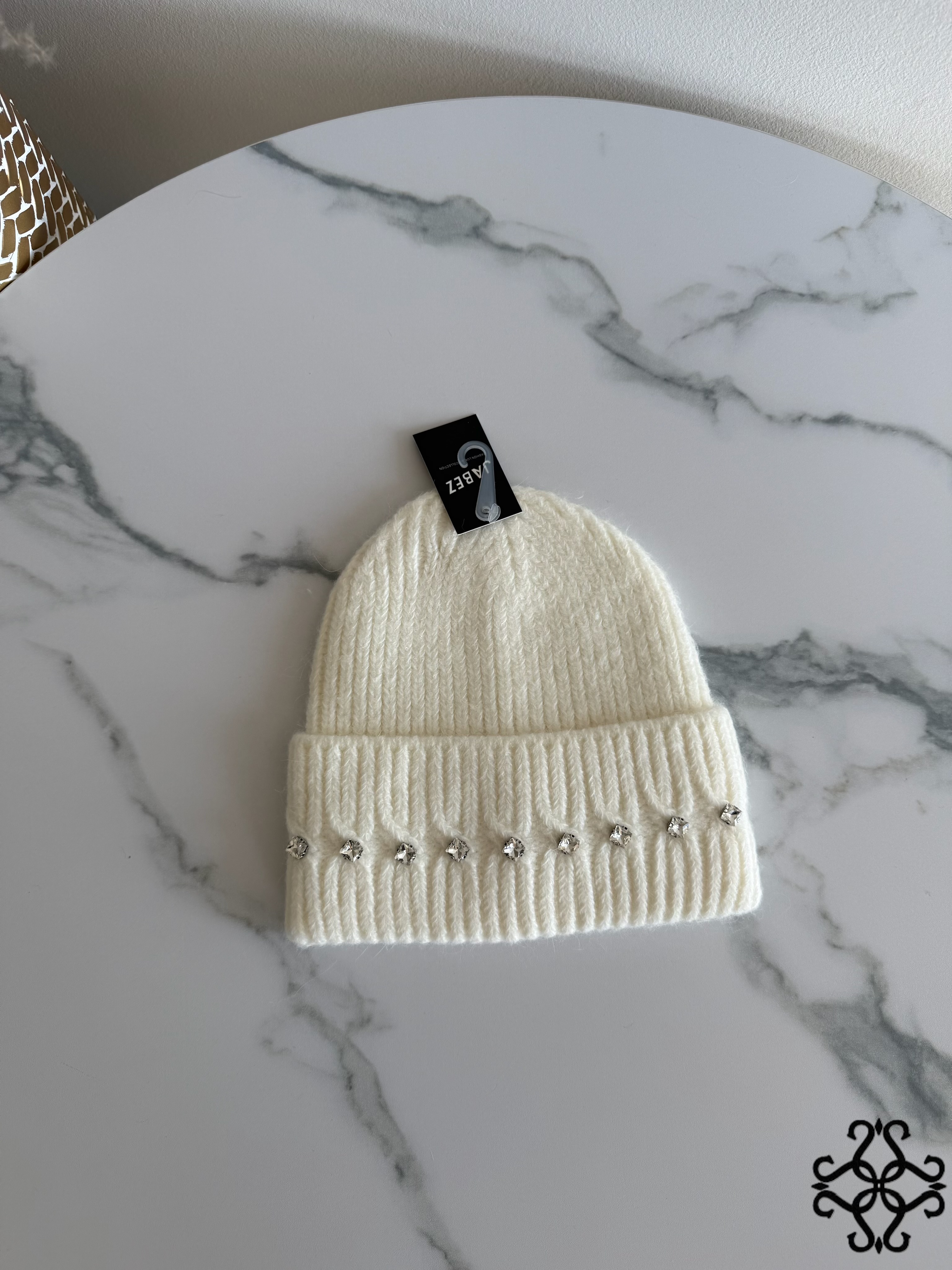 Rífľovaná čiapka beanie s cvočkami
