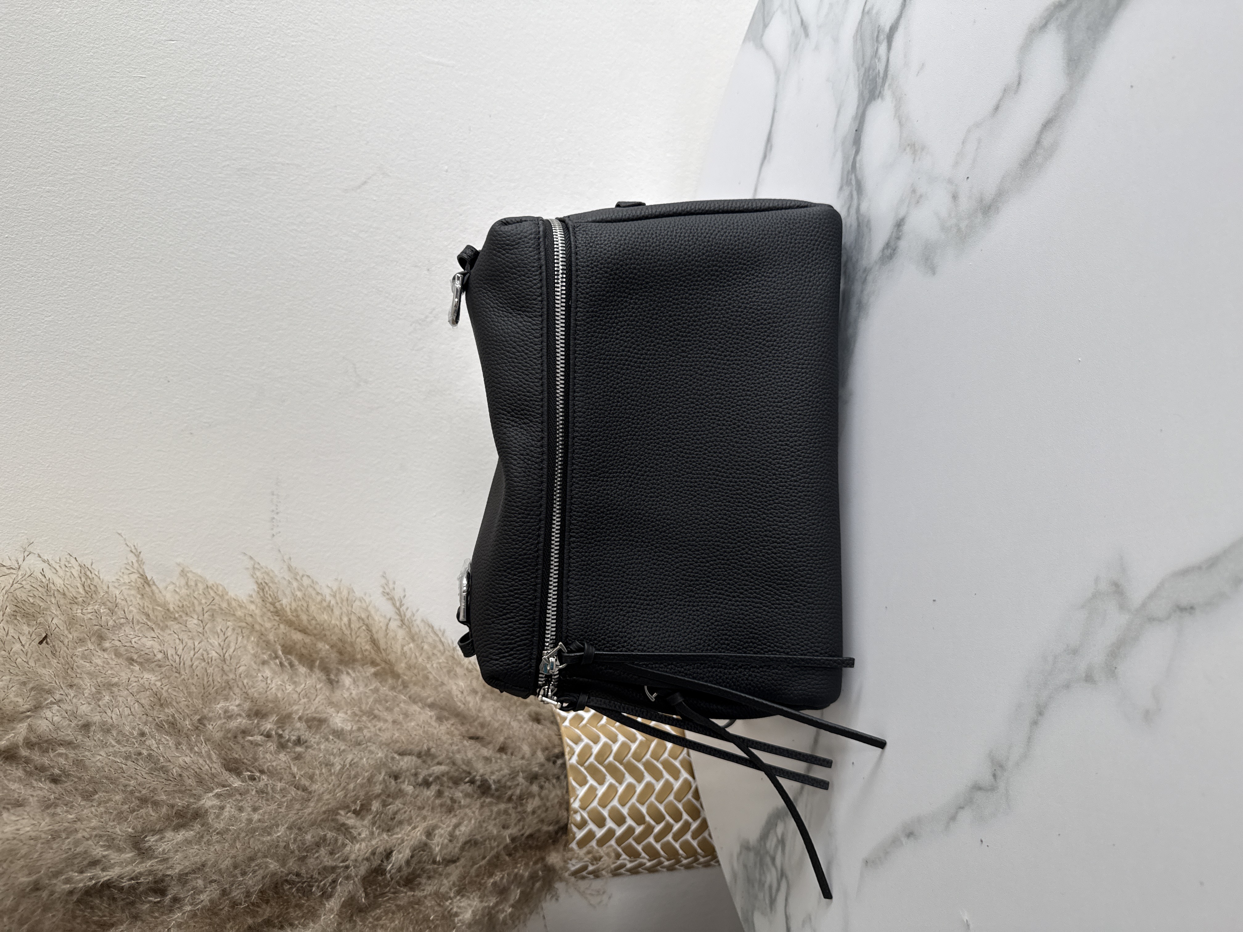 Kožená crossbody kabelka s trsťami