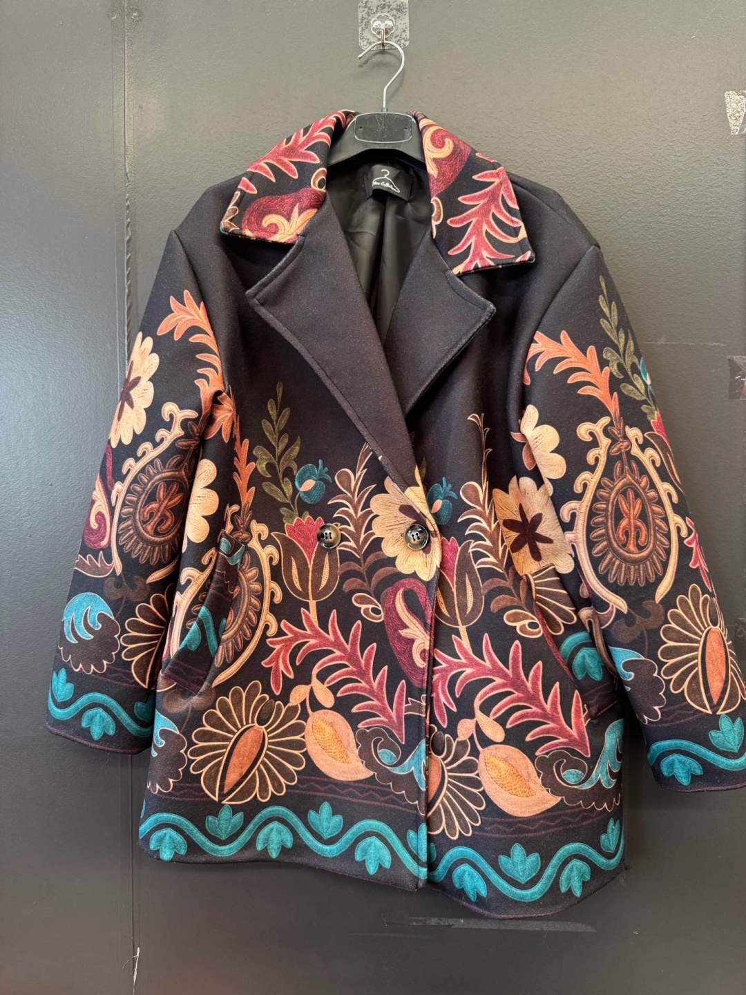 Predĺžený kabát s paisley vzorom