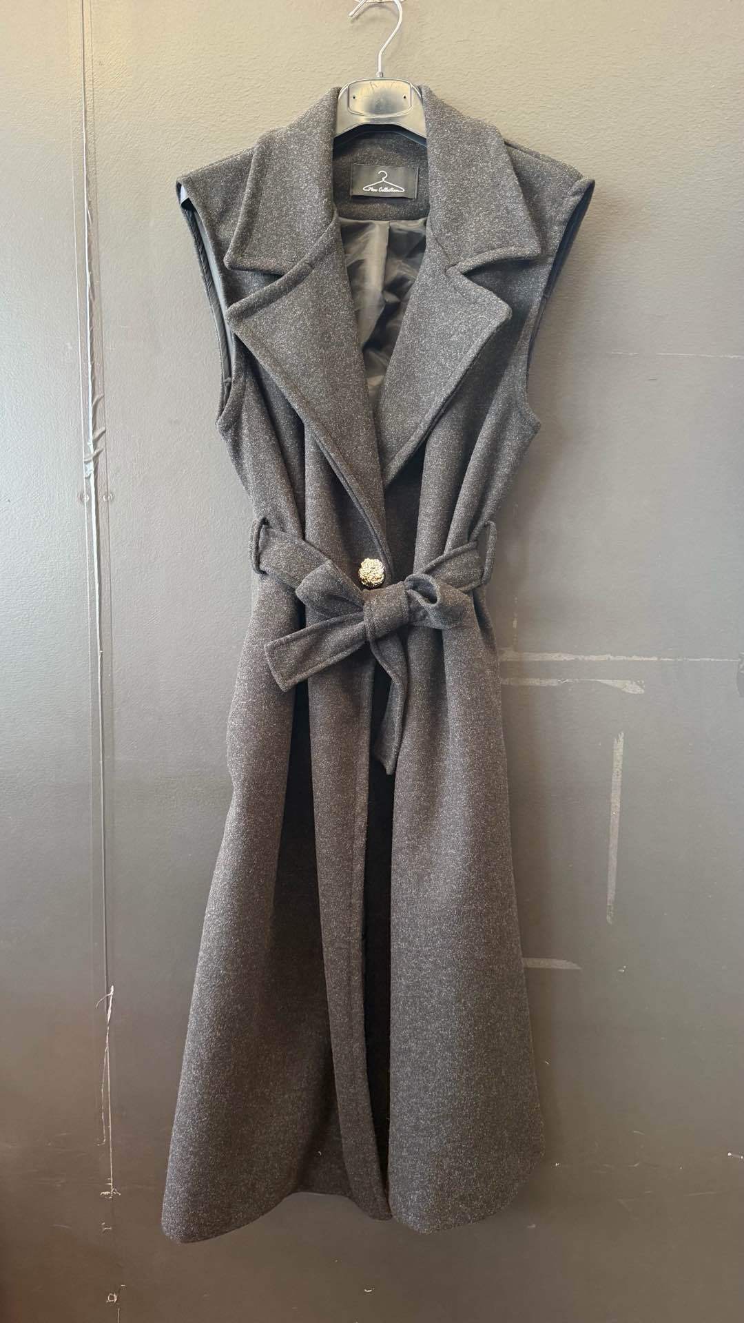 Predĺžená elegantná vesta s opaskom