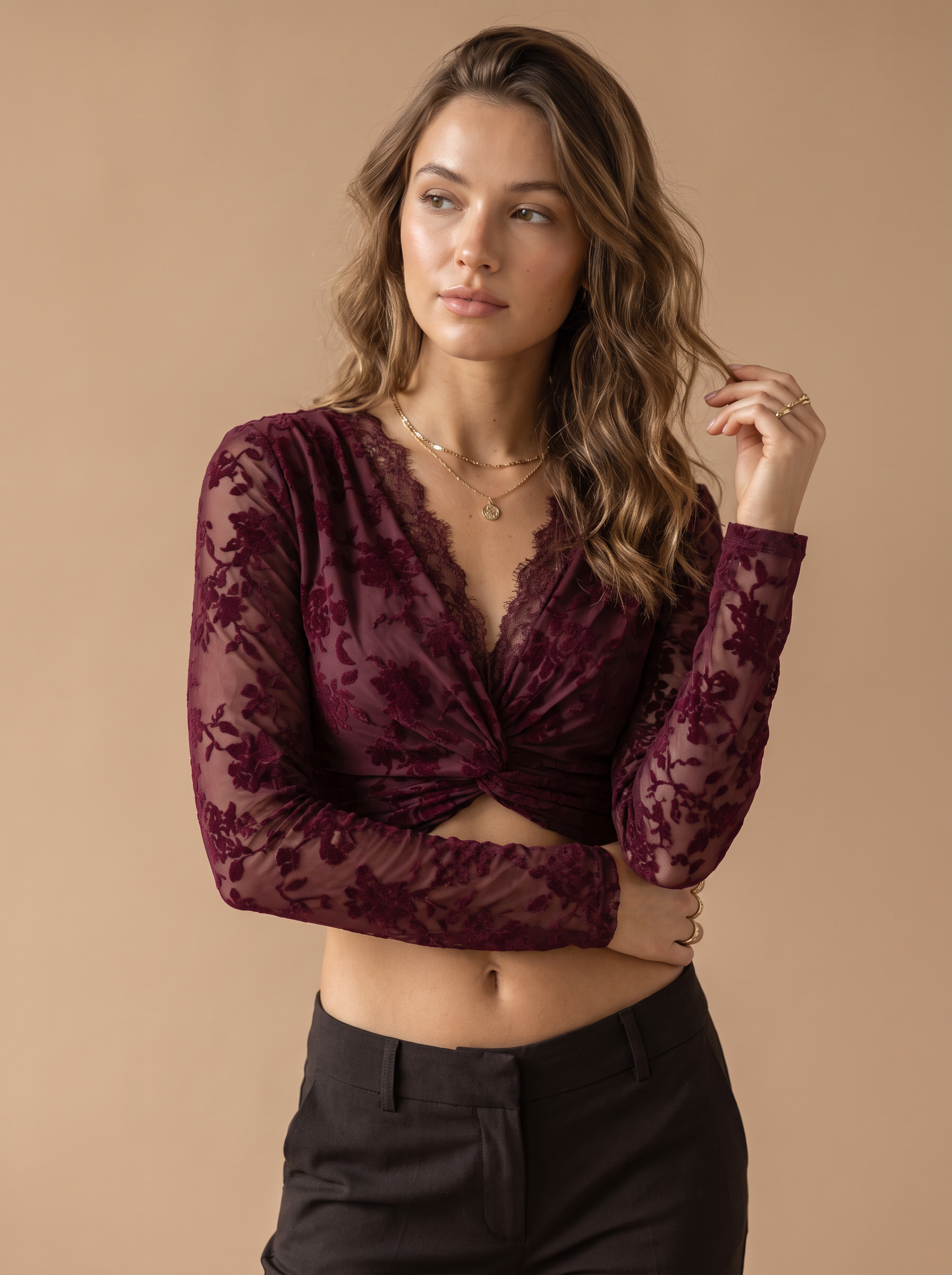 Krajkový crop top v coquette štýle