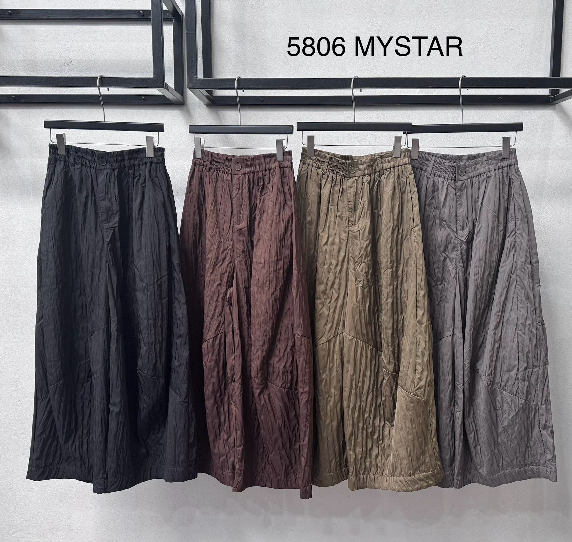 Voľné nohavice s plisovaním (culottes)