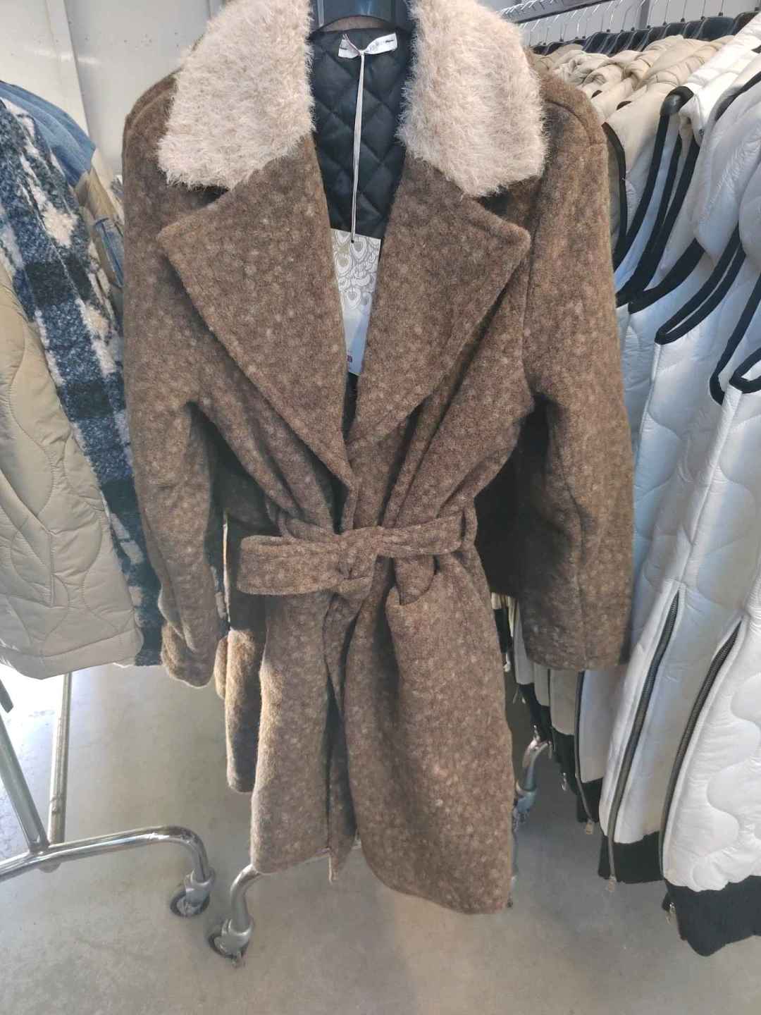 Predĺžený krajčírovský kabát s opaskom