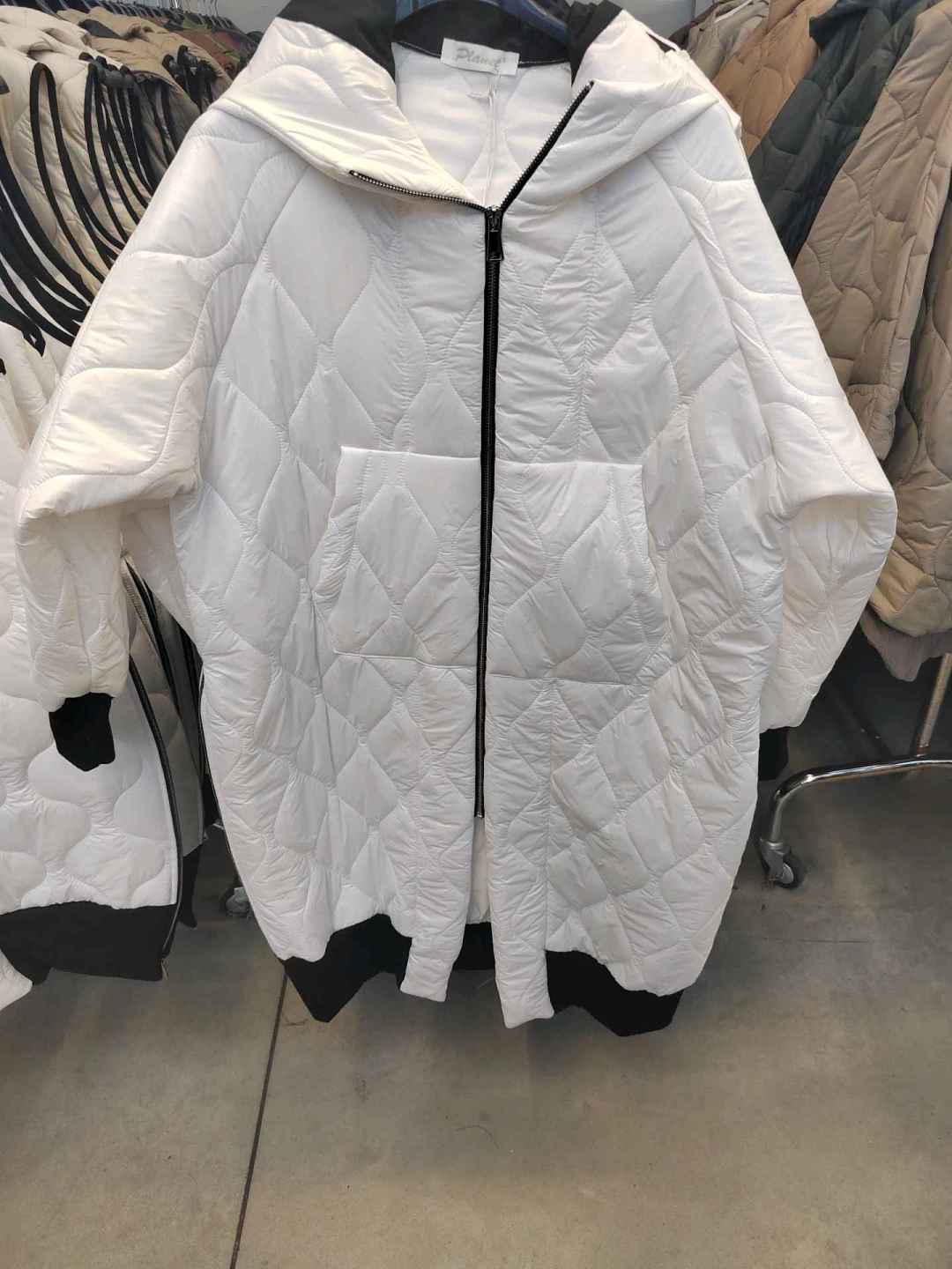 Prešívaný kabát s kapucňou