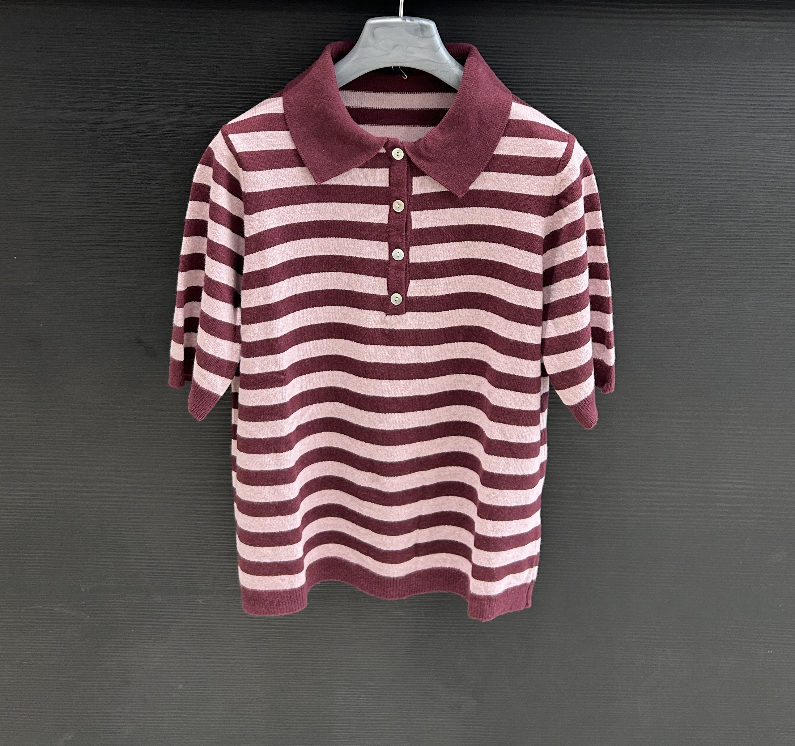 Pruhovaný polo sveter