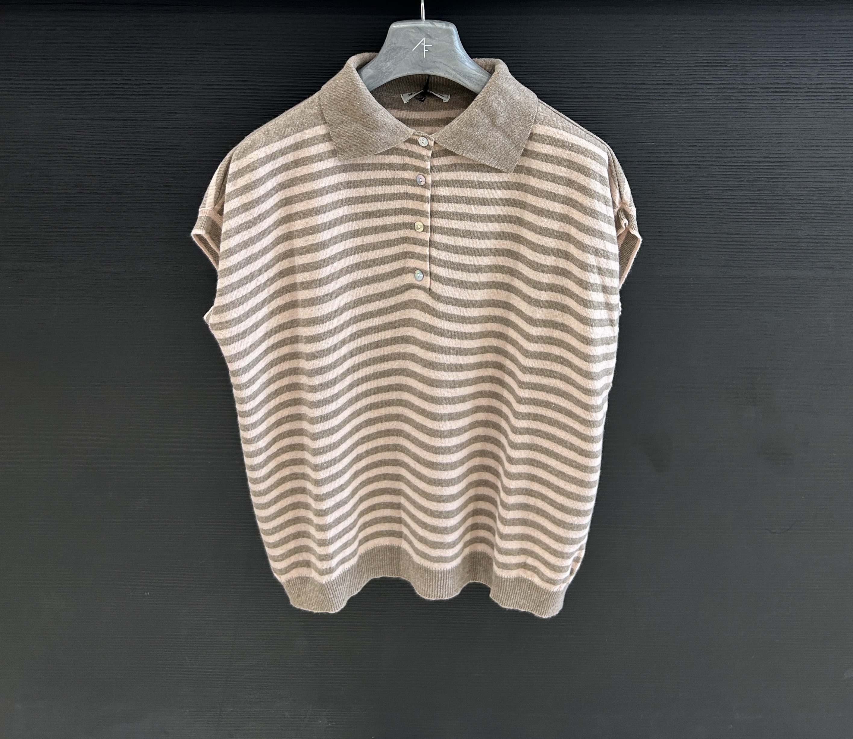 Pruhovaný polo sveter