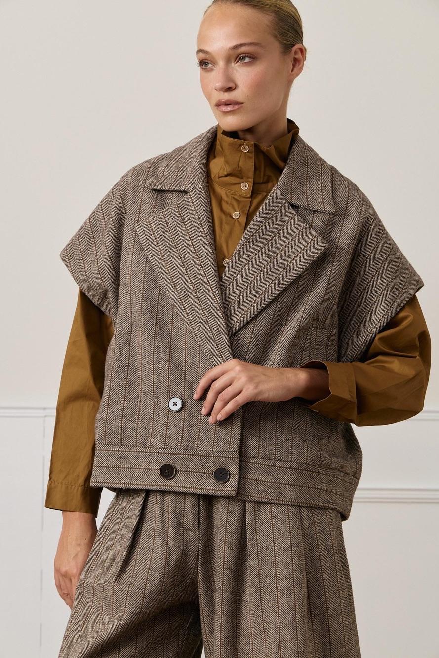 Oversized vesta s klopmi